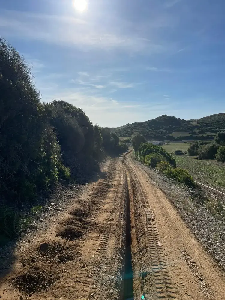 Camino rural recién abierto entre vegetación en Menorca