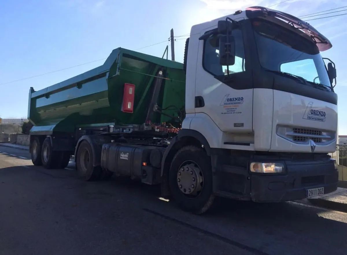 Cabeza tractora Renault de Lorenzo Excavaciones con semirremolque bañera verde