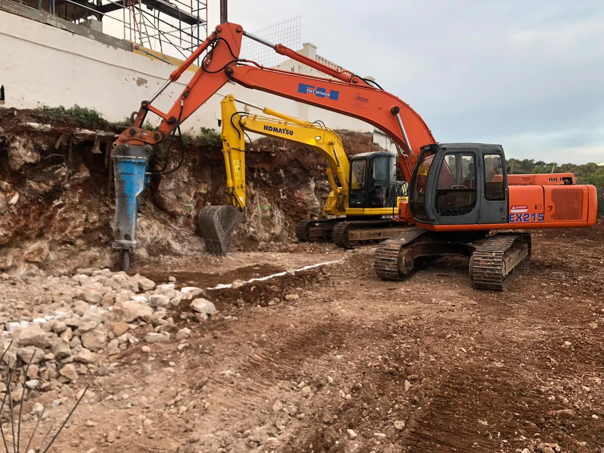 Dos excavadoras trabajando en un desmonte de roca