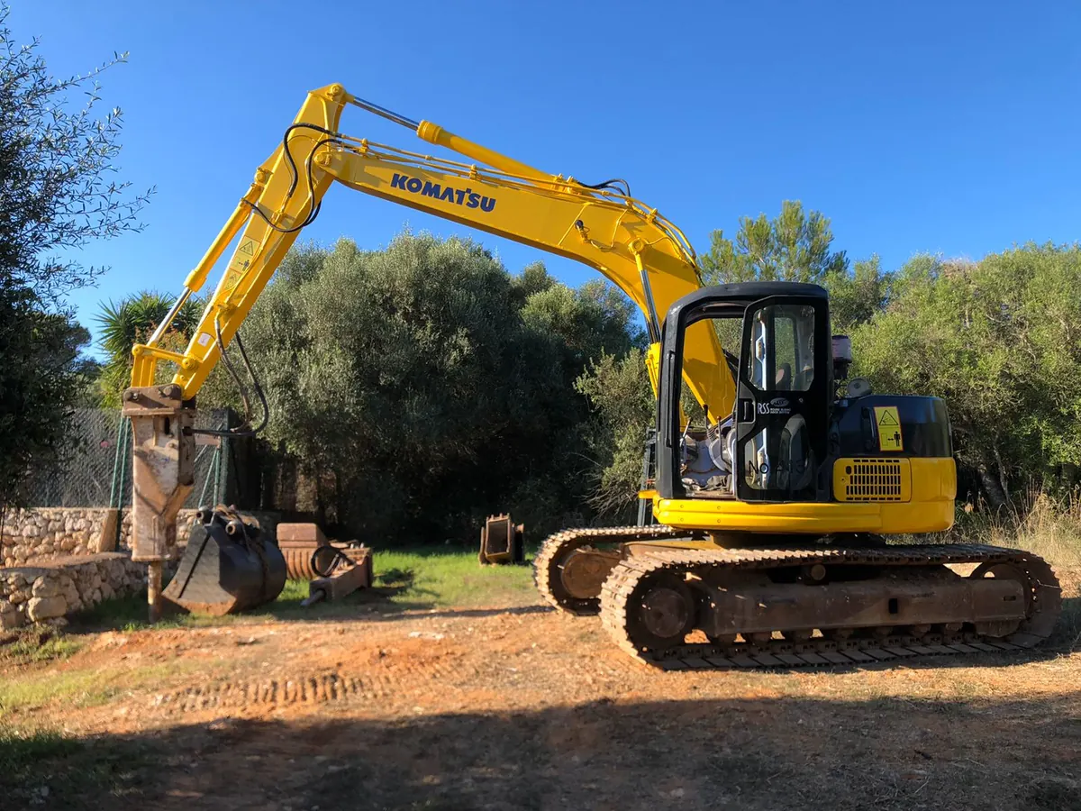 Excavadora Komatsu con martillo hidráulico de Lorenzo Excavaciones