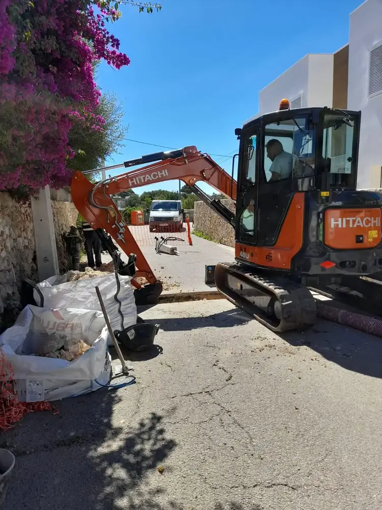 Mini-pelle travaillant dans un espace très réduit