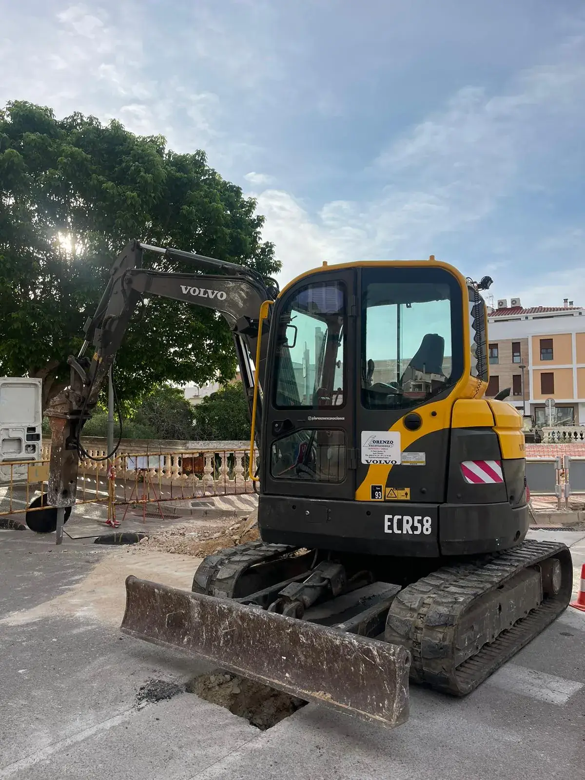 Miniexcavadora de giro corto Volvo ECR58 con martillo hidráulico en obra urbana