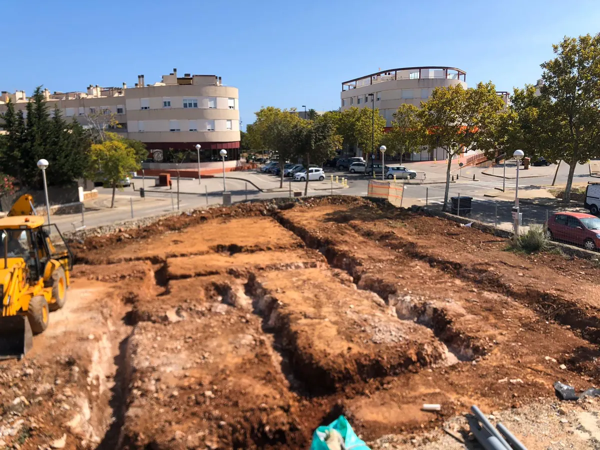 Zanjas de cimentación excavadas por Lorenzo Excavaciones en un solar urbano